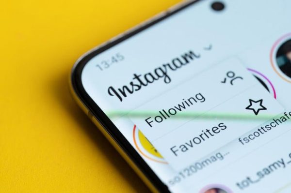 Page Instagram sur un téléphone