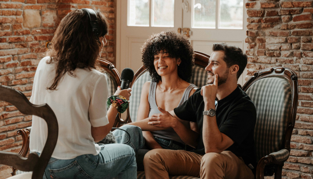 Prestataire préparant un podcast pour le mariage avec le couple.