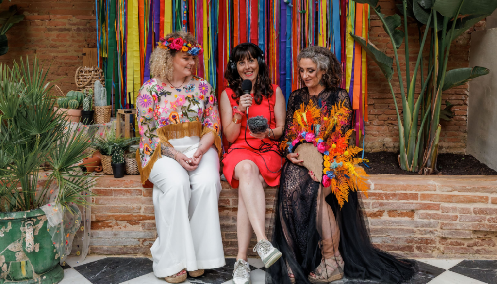 Prestataire réalisant un podcast de mariage avec les invités pendant une cérémonie.